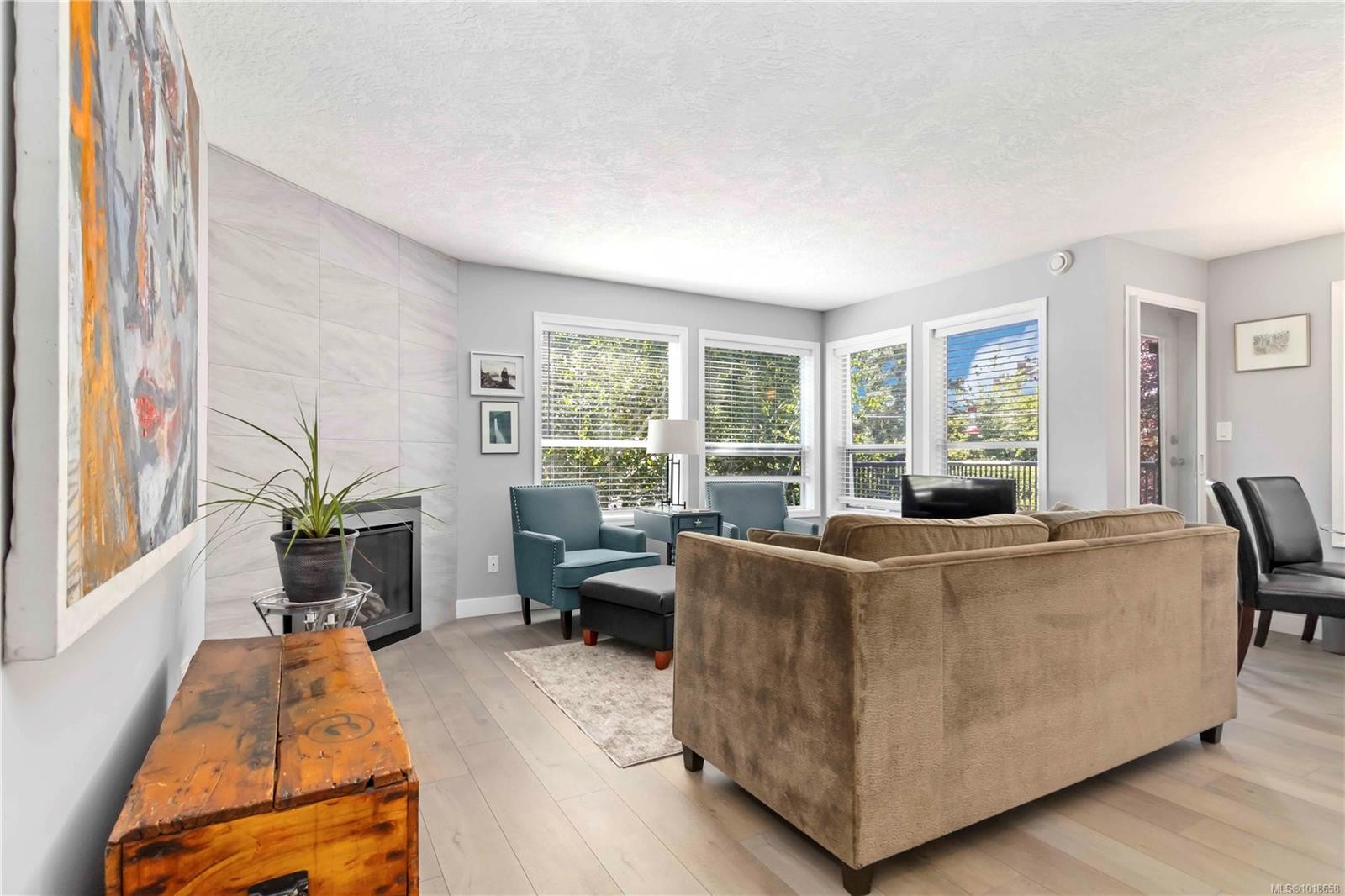 203-9945 Fifth St, Sidney, BC - Indoor Photo Showing Living Room