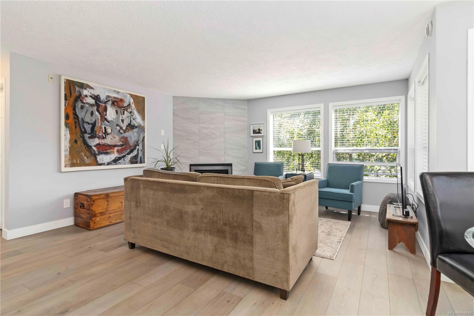 203-9945 Fifth St, Sidney, BC - Indoor Photo Showing Living Room