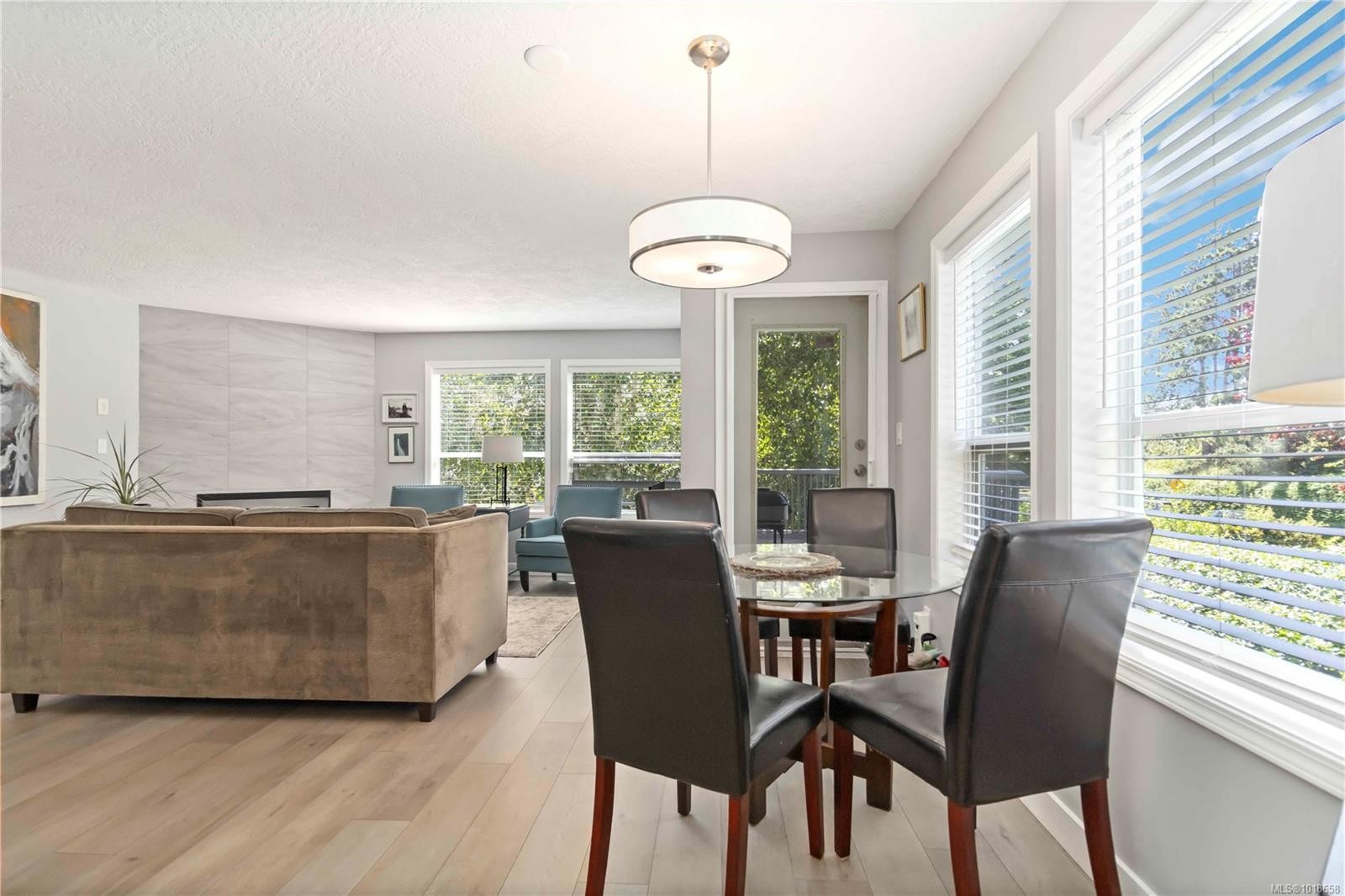 203-9945 Fifth St, Sidney, BC - Indoor Photo Showing Dining Room