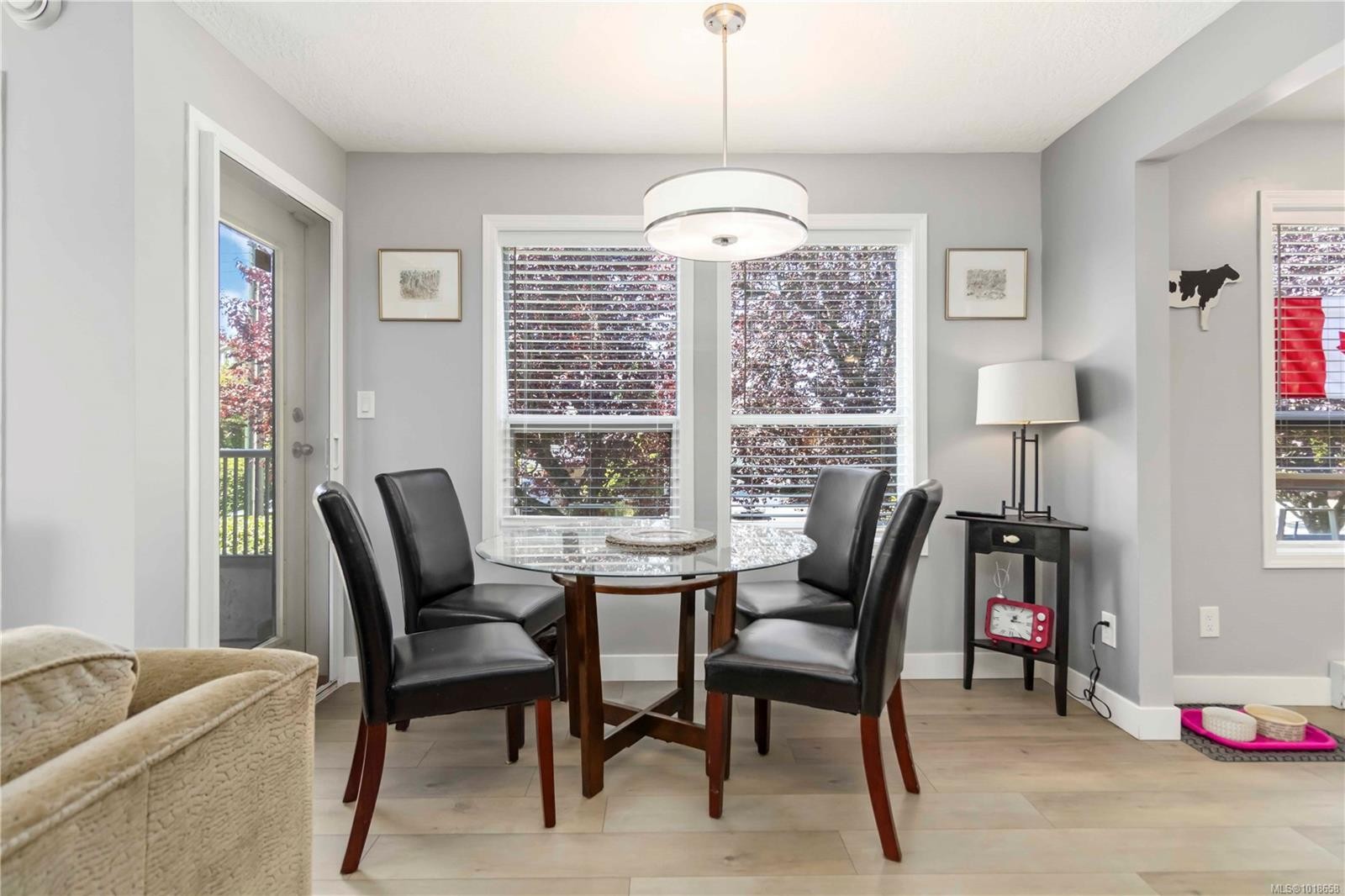 203-9945 Fifth St, Sidney, BC - Indoor Photo Showing Dining Room
