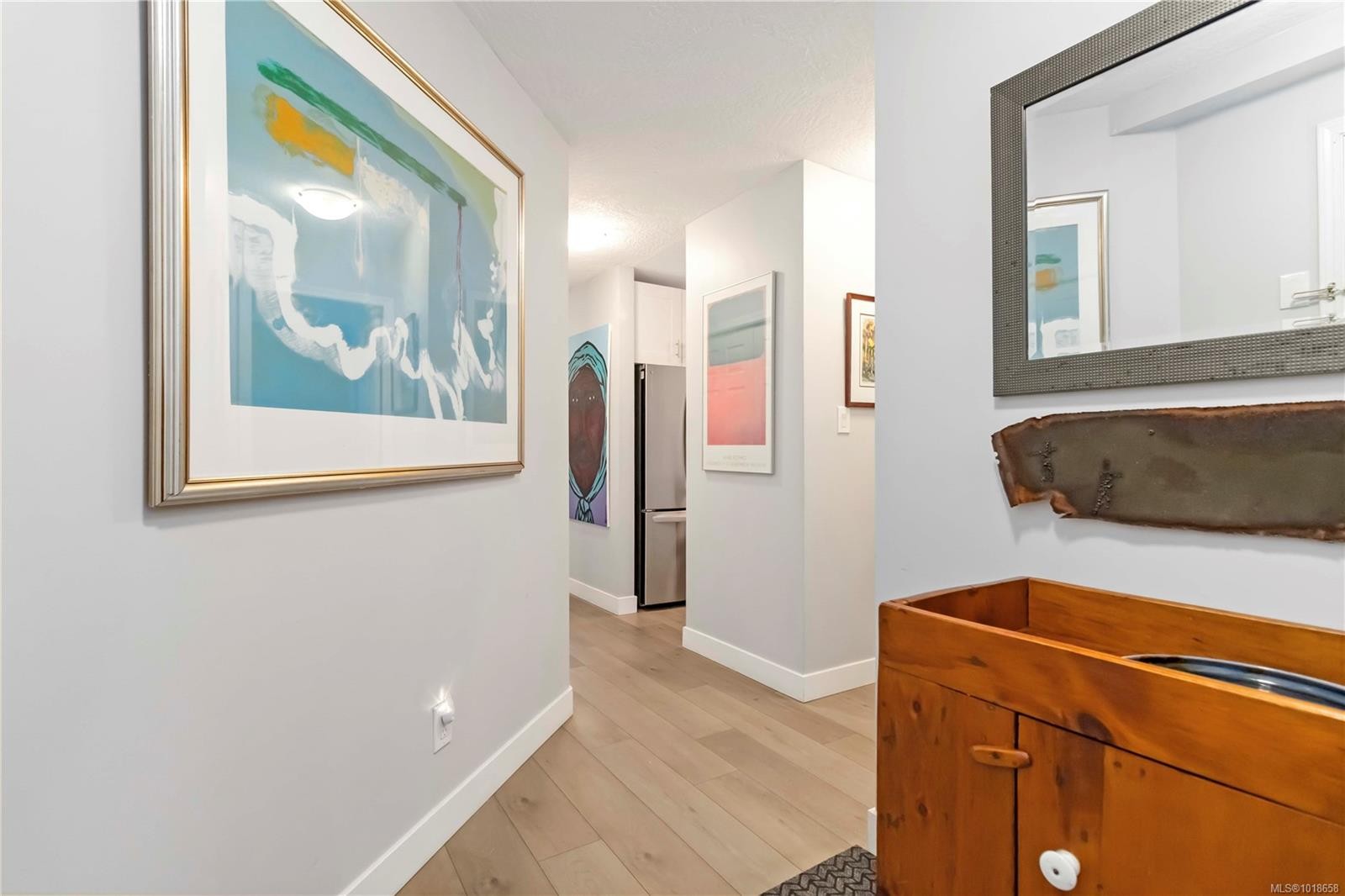 203-9945 Fifth St, Sidney, BC - Indoor Photo Showing Other Room