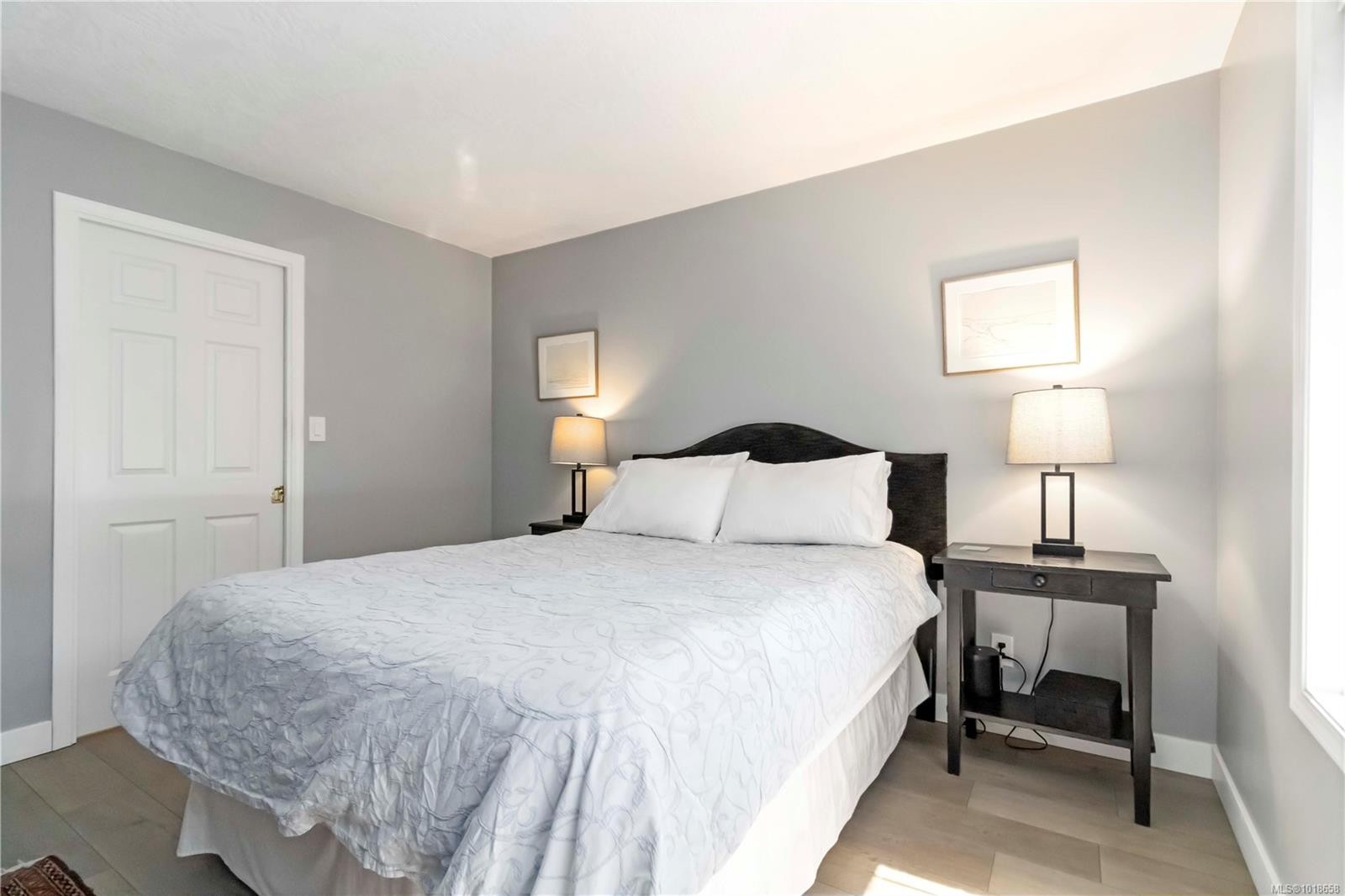 203-9945 Fifth St, Sidney, BC - Indoor Photo Showing Bedroom