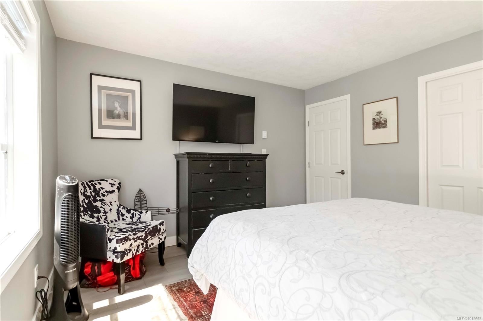 203-9945 Fifth St, Sidney, BC - Indoor Photo Showing Bedroom