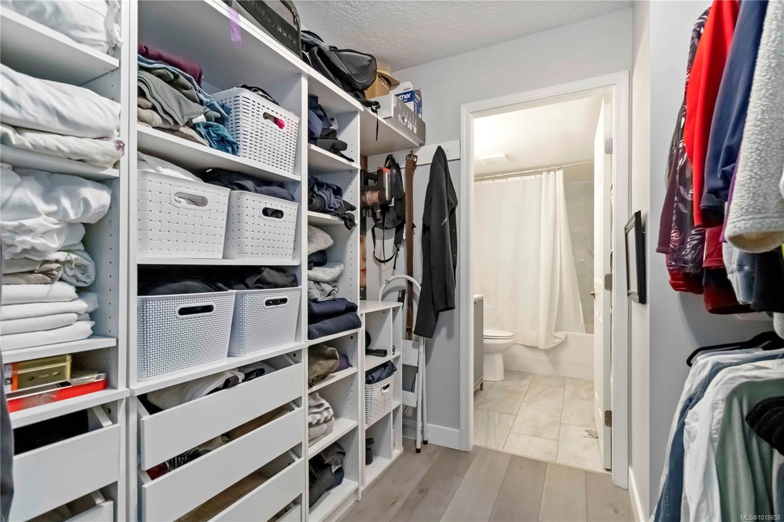 203-9945 Fifth St, Sidney, BC - Indoor With Storage