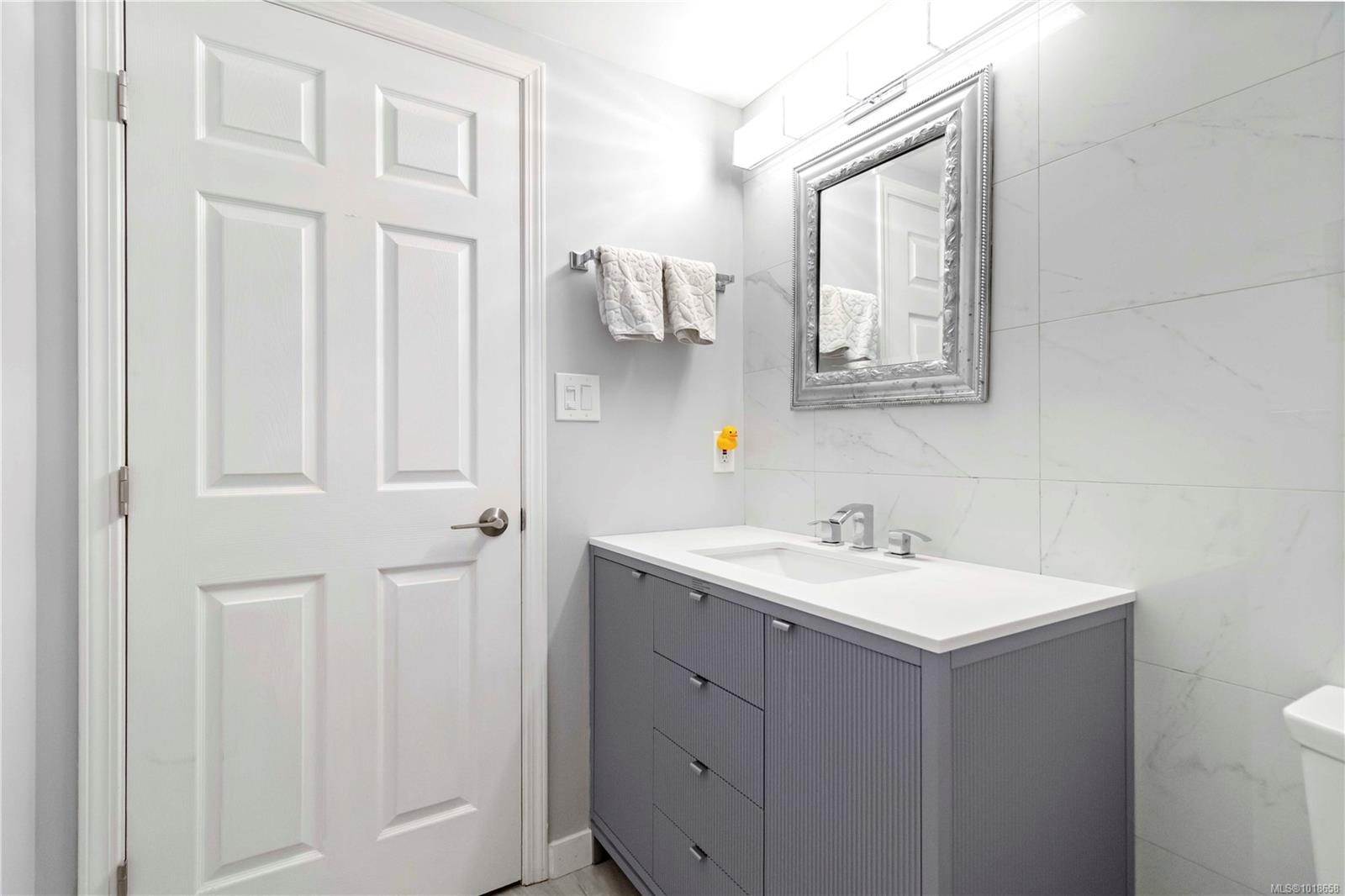 203-9945 Fifth St, Sidney, BC - Indoor Photo Showing Bathroom