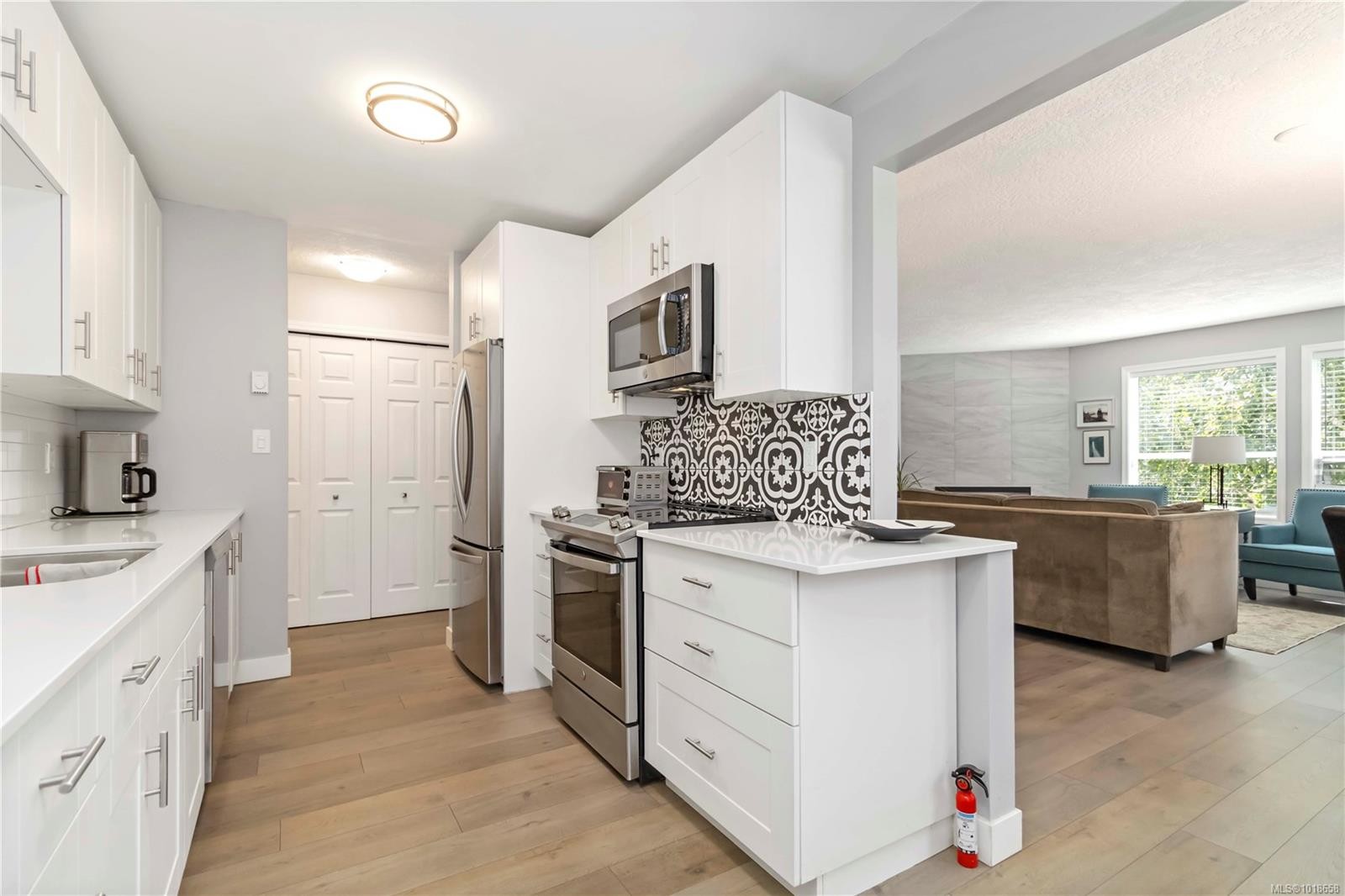 203-9945 Fifth St, Sidney, BC - Indoor Photo Showing Kitchen With Upgraded Kitchen