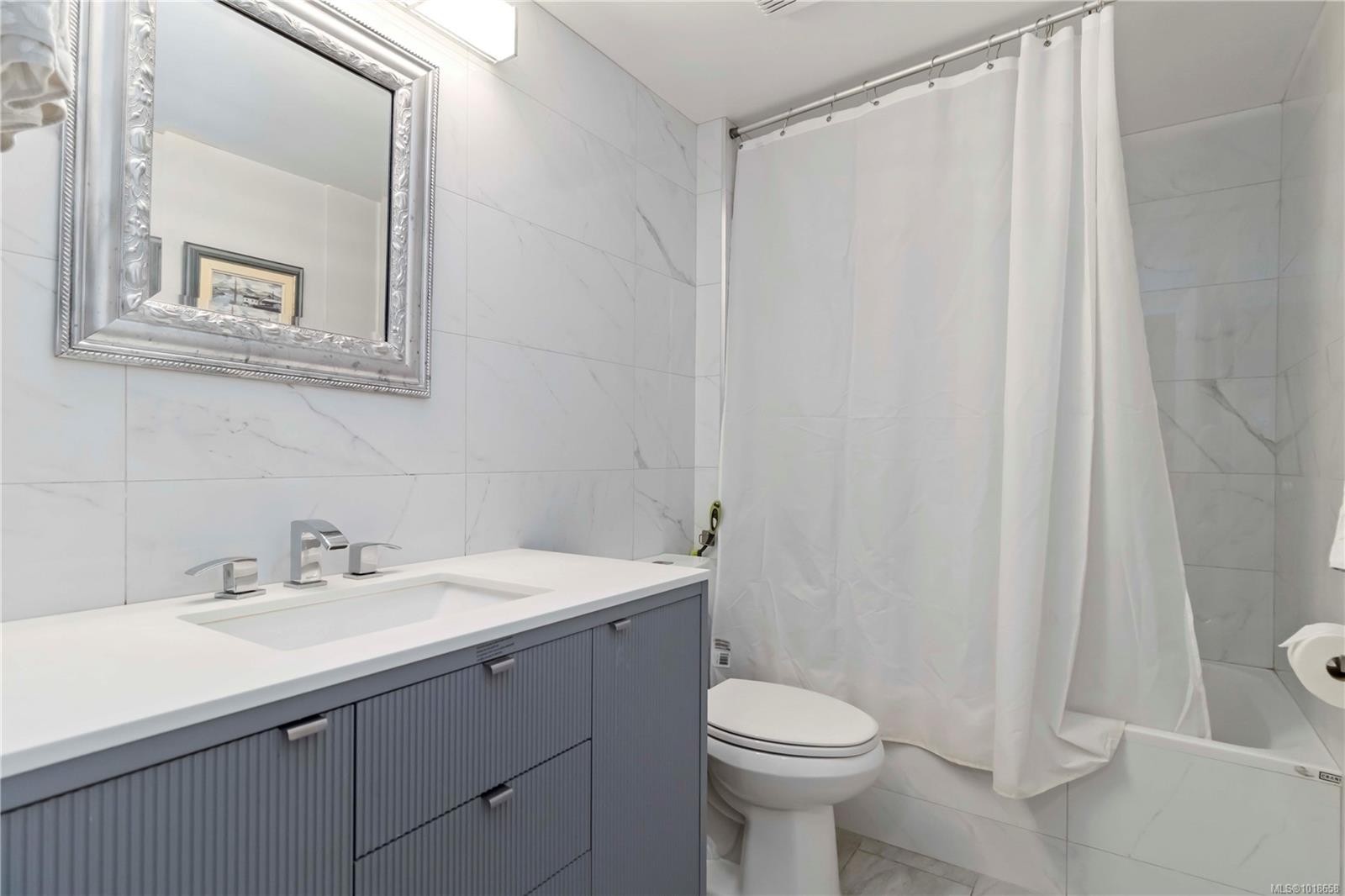203-9945 Fifth St, Sidney, BC - Indoor Photo Showing Bathroom
