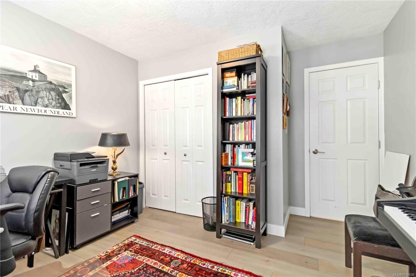 203-9945 Fifth St, Sidney, BC - Indoor Photo Showing Office