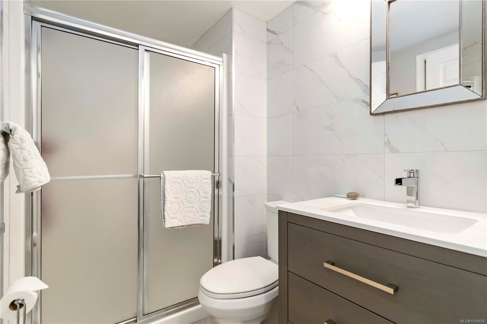 203-9945 Fifth St, Sidney, BC - Indoor Photo Showing Bathroom