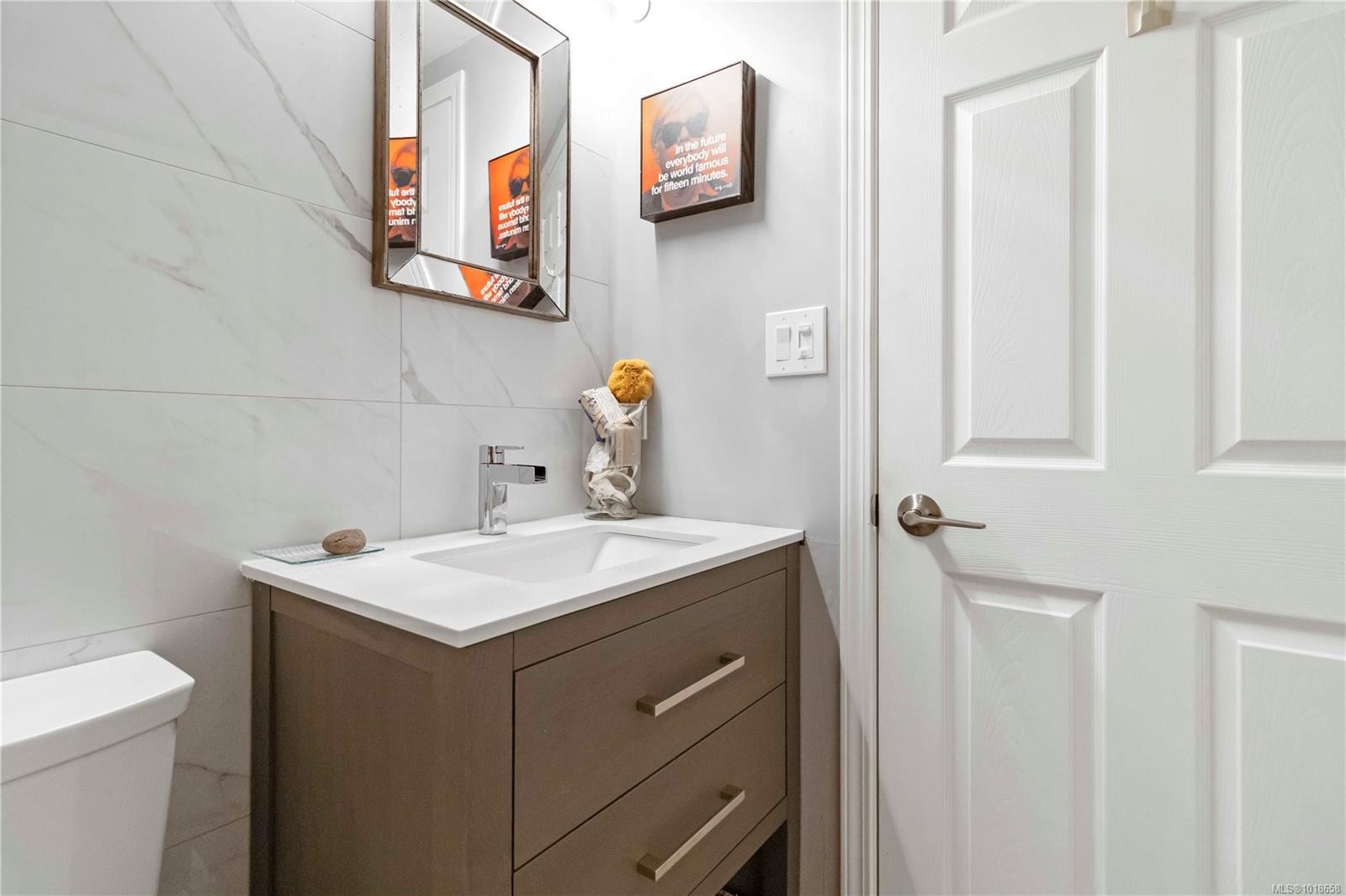 203-9945 Fifth St, Sidney, BC - Indoor Photo Showing Bathroom