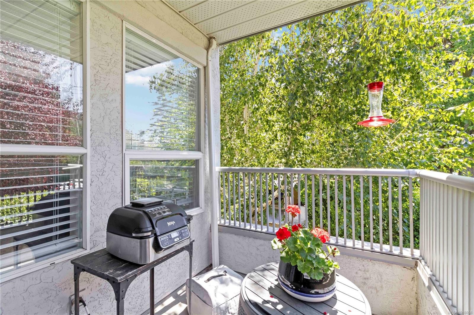 203-9945 Fifth St, Sidney, BC - Outdoor