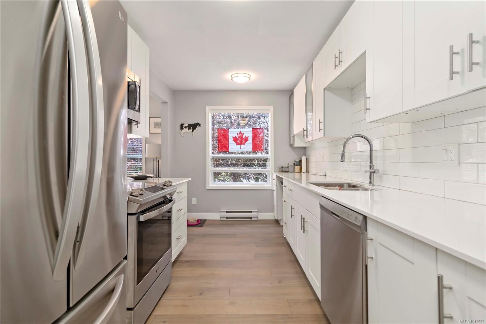 203-9945 Fifth St, Sidney, BC - Indoor Photo Showing Kitchen With Stainless Steel Kitchen With Upgraded Kitchen