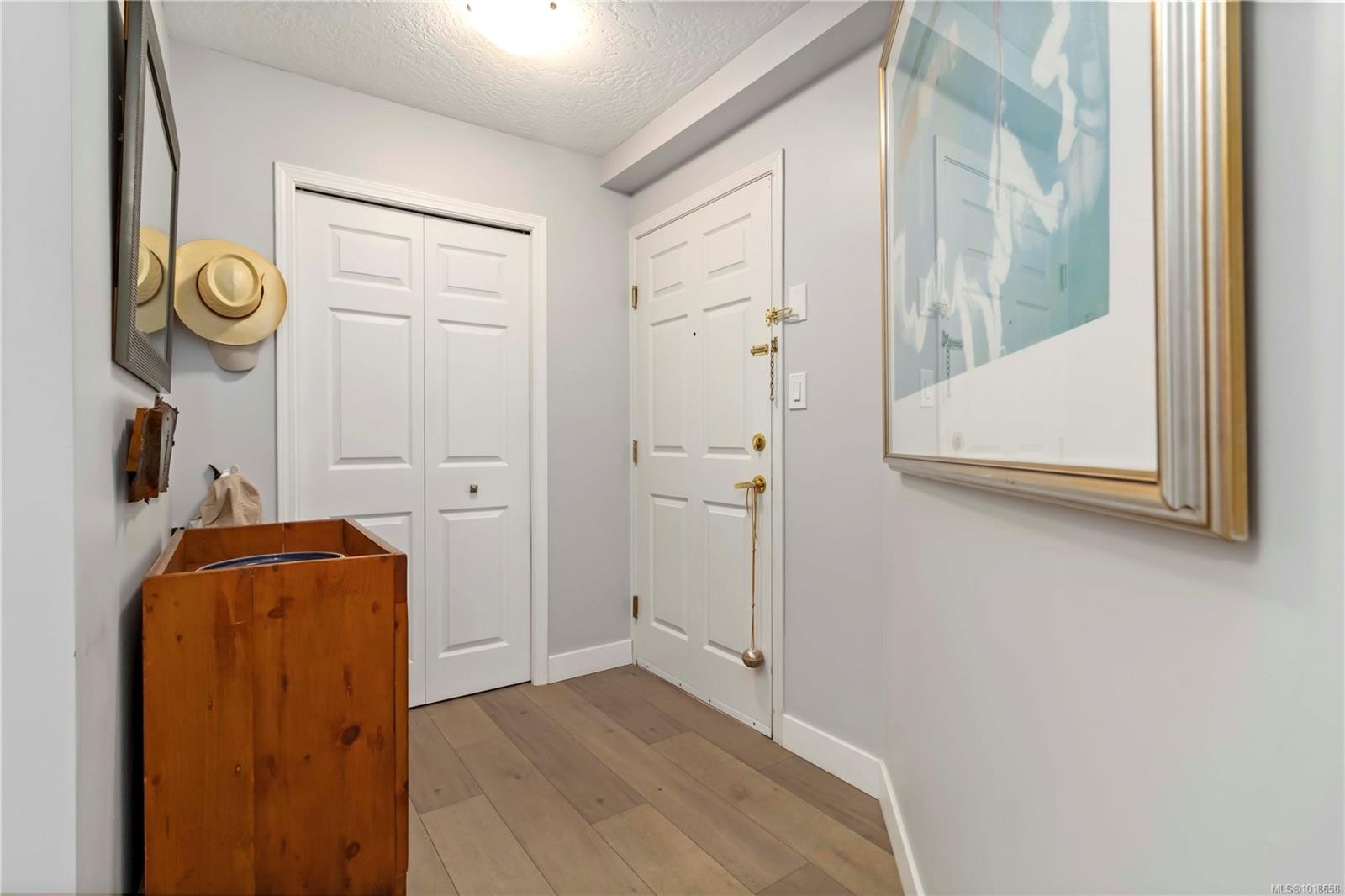 203-9945 Fifth St, Sidney, BC - Indoor Photo Showing Other Room