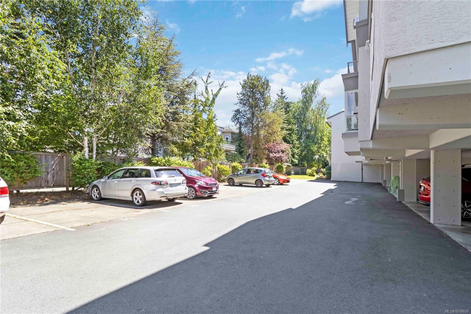203-9945 Fifth St, Sidney, BC - Outdoor