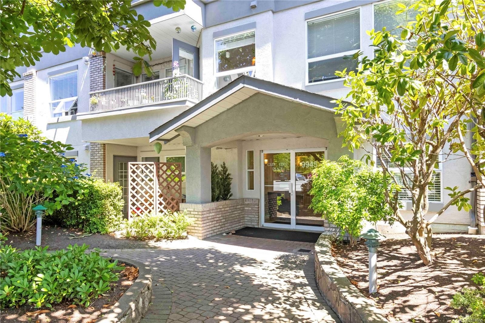 203-9945 Fifth St, Sidney, BC - Outdoor