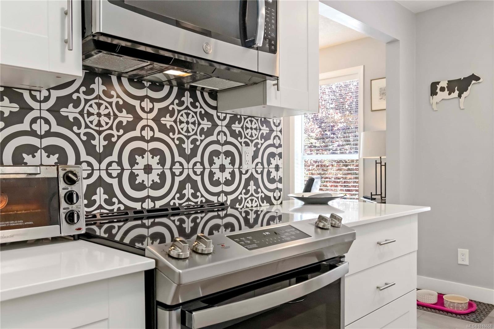 203-9945 Fifth St, Sidney, BC - Indoor Photo Showing Kitchen