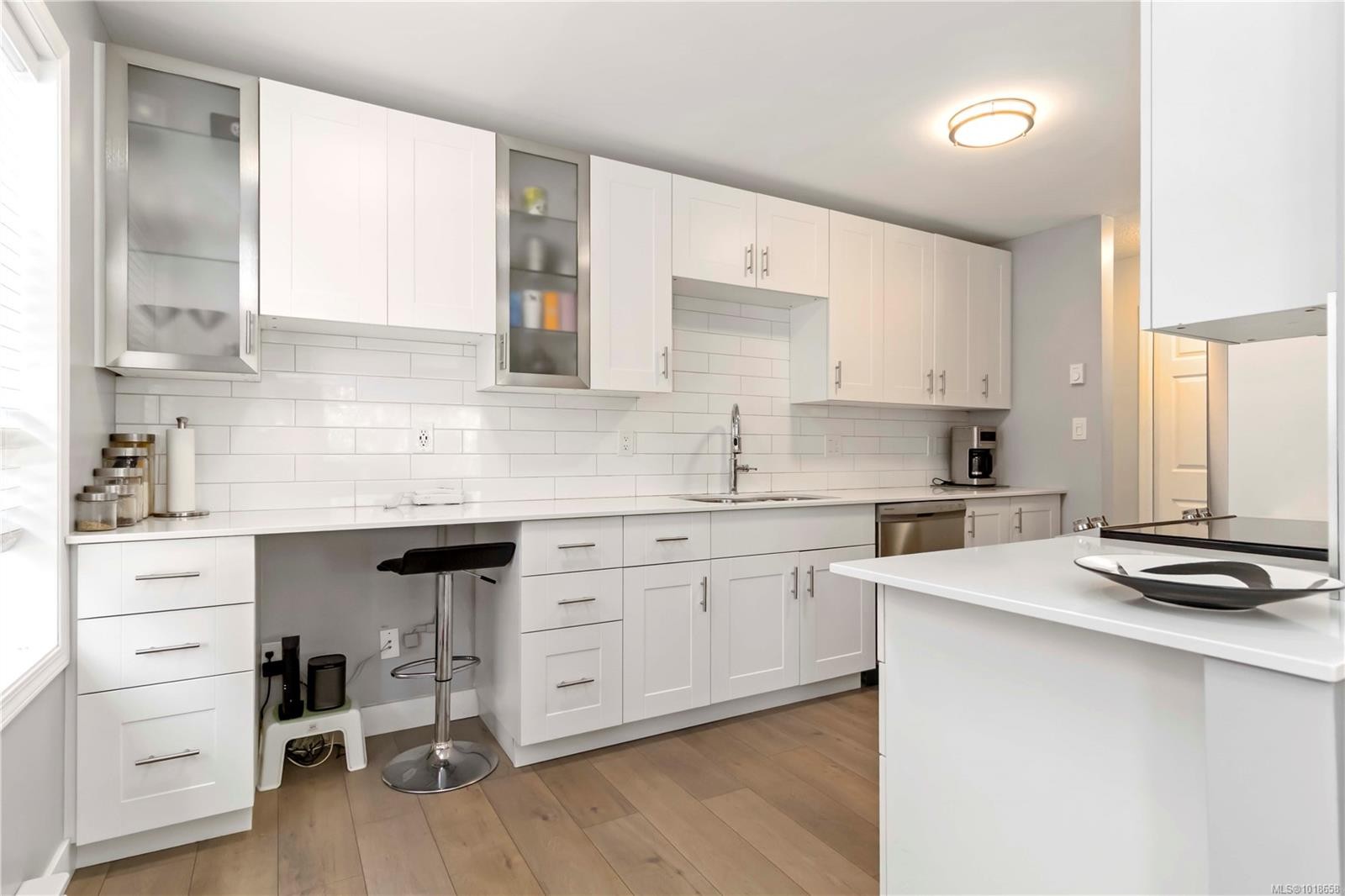 203-9945 Fifth St, Sidney, BC - Indoor Photo Showing Kitchen With Upgraded Kitchen