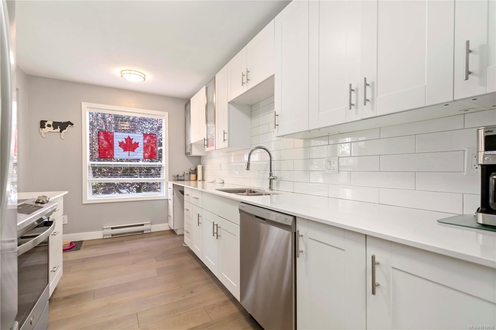 203-9945 Fifth St, Sidney, BC - Indoor Photo Showing Kitchen With Upgraded Kitchen