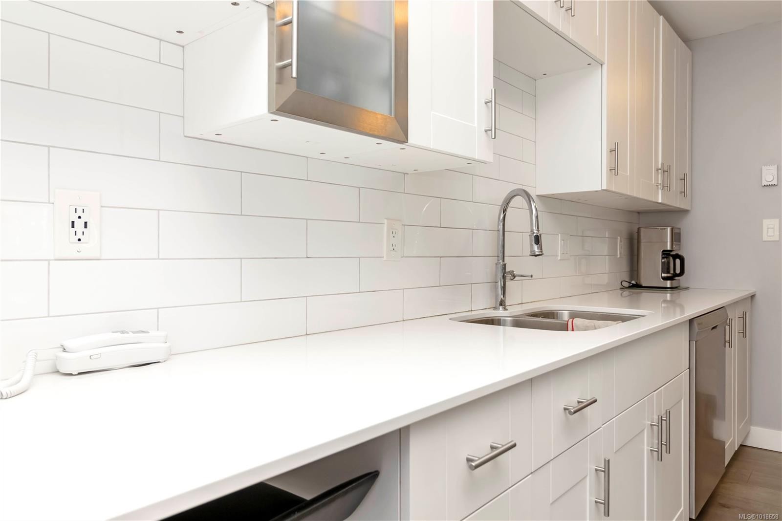 203-9945 Fifth St, Sidney, BC - Indoor Photo Showing Kitchen With Double Sink