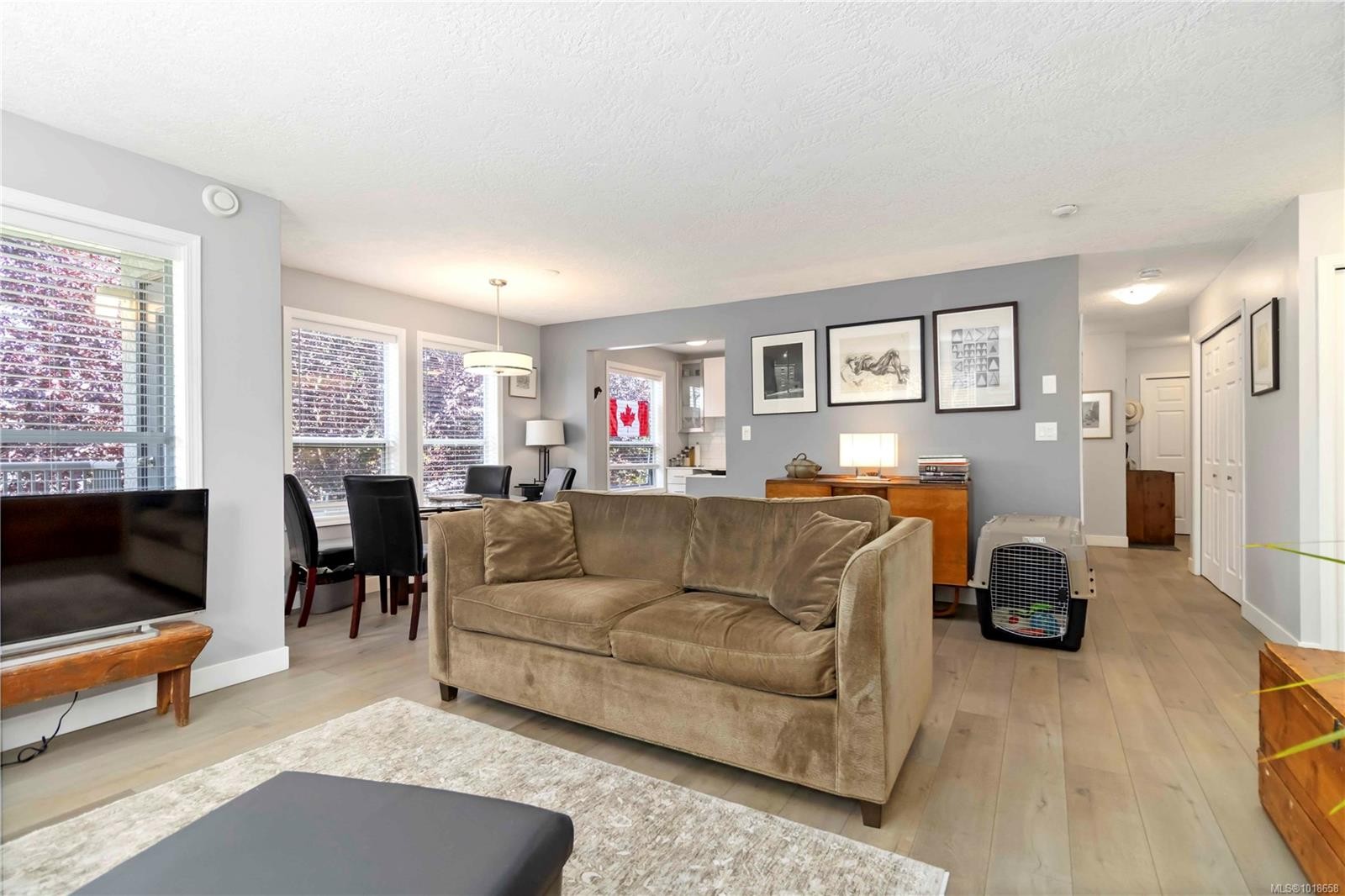 203-9945 Fifth St, Sidney, BC - Indoor Photo Showing Living Room