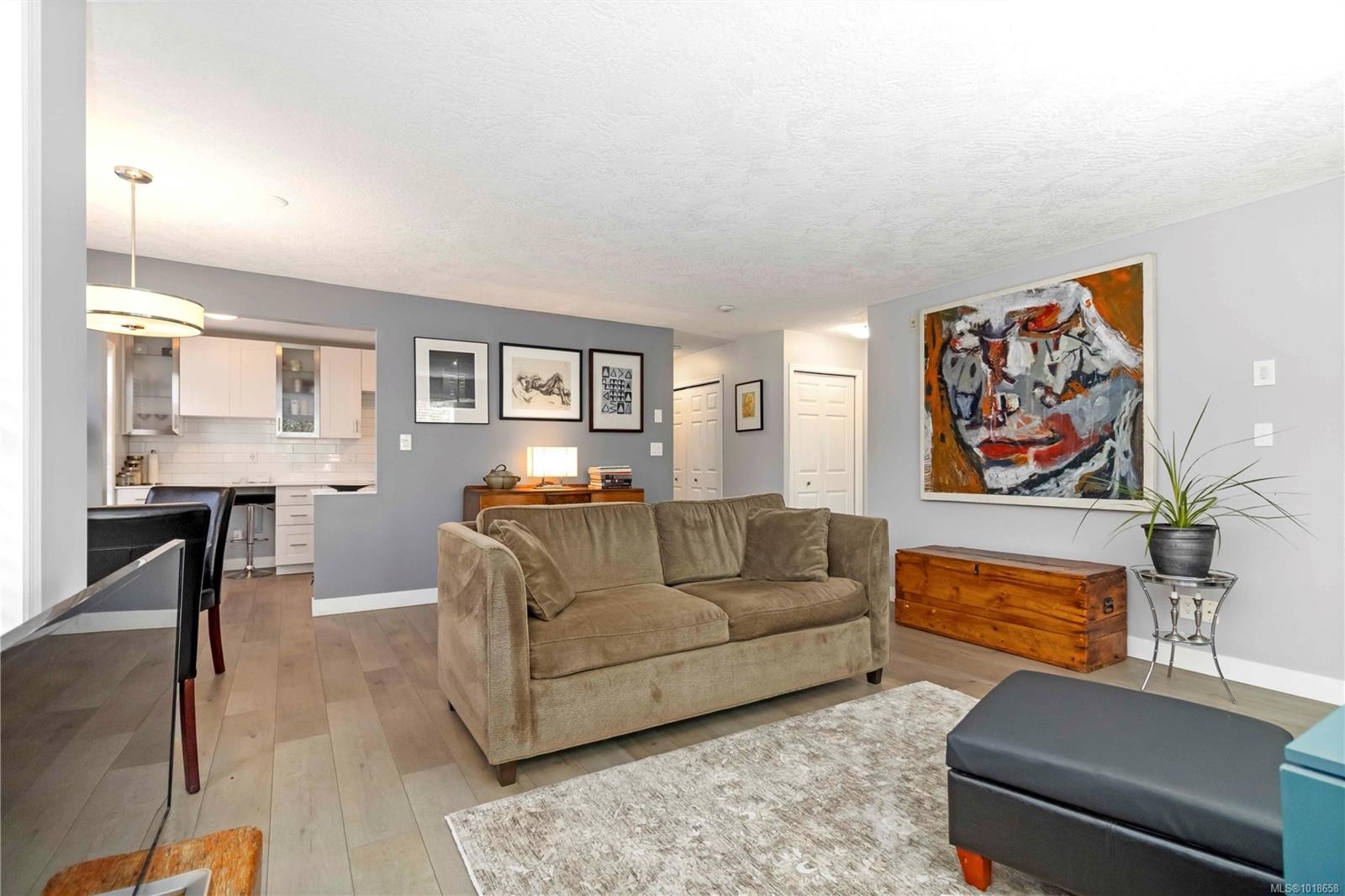 203-9945 Fifth St, Sidney, BC - Indoor Photo Showing Living Room