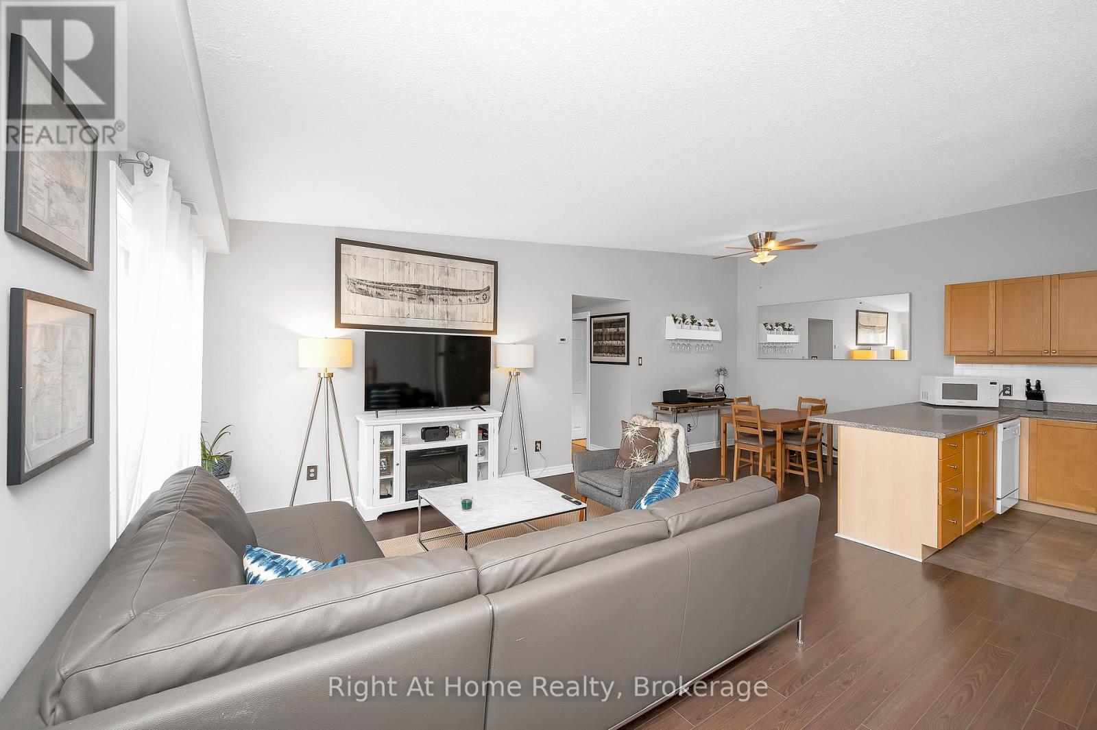 706 - 1701 Lampman Avenue, Burlington (Uptown), ON - Indoor Photo Showing Living Room