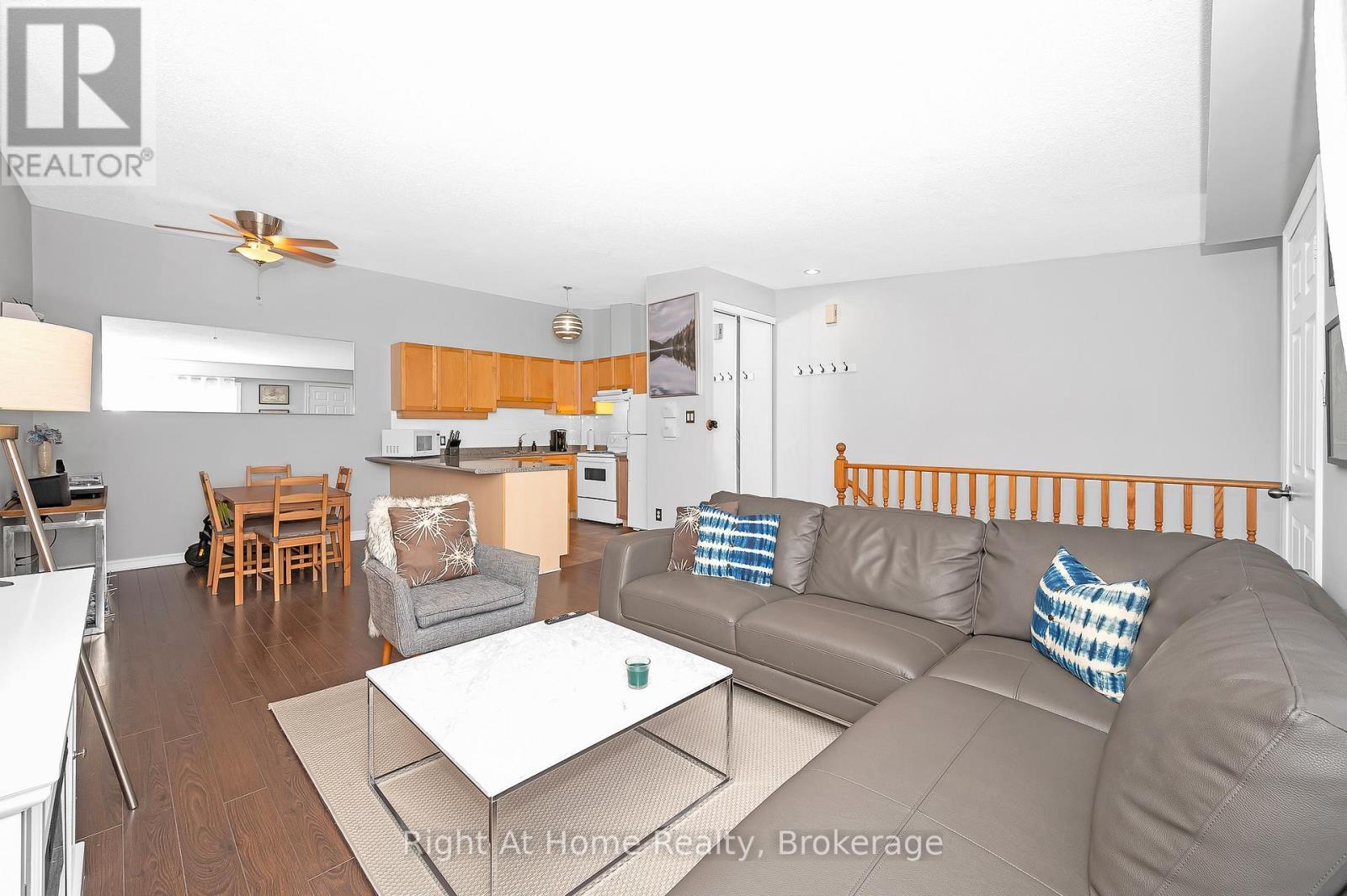 706 - 1701 Lampman Avenue, Burlington (Uptown), ON - Indoor Photo Showing Living Room