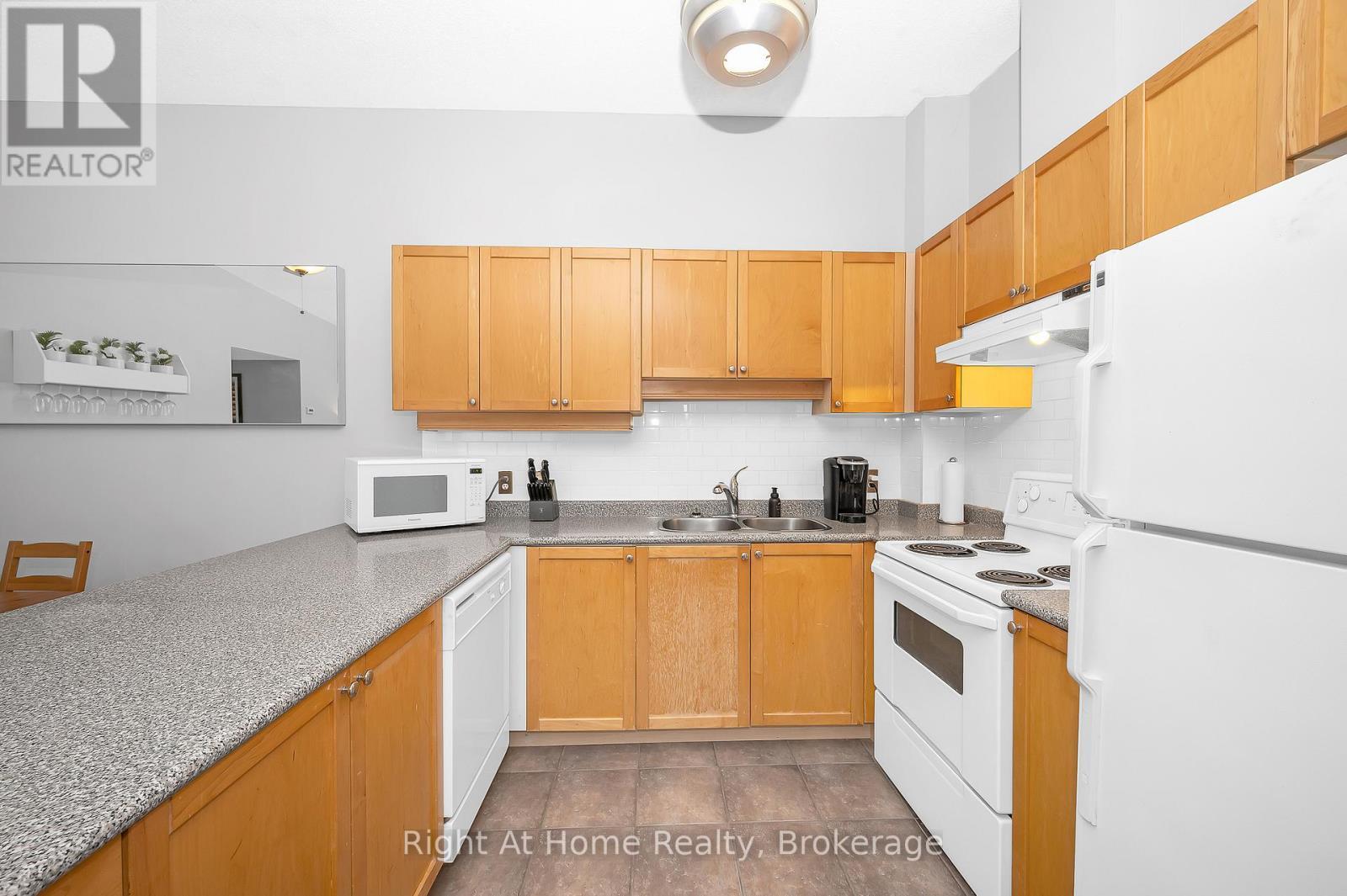 706 - 1701 Lampman Avenue, Burlington (Uptown), ON - Indoor Photo Showing Kitchen With Double Sink
