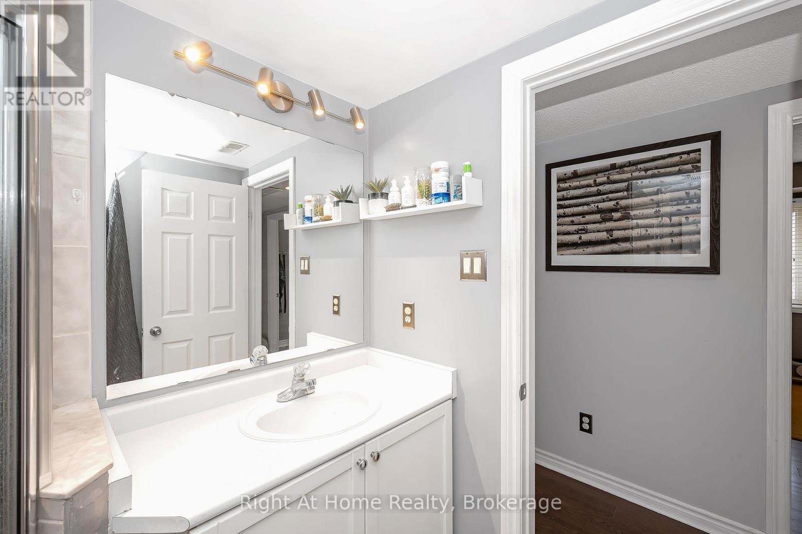 706 - 1701 Lampman Avenue, Burlington (Uptown), ON - Indoor Photo Showing Bathroom