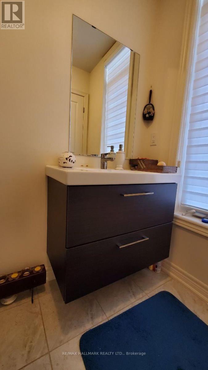 #Main&2Nd - 19 Chouinard Way, Aurora, ON - Indoor Photo Showing Bathroom