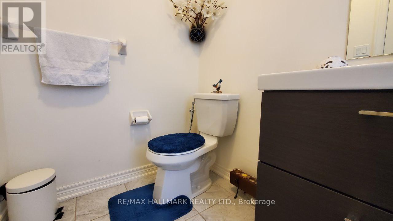 #Main&2Nd - 19 Chouinard Way, Aurora, ON - Indoor Photo Showing Bathroom