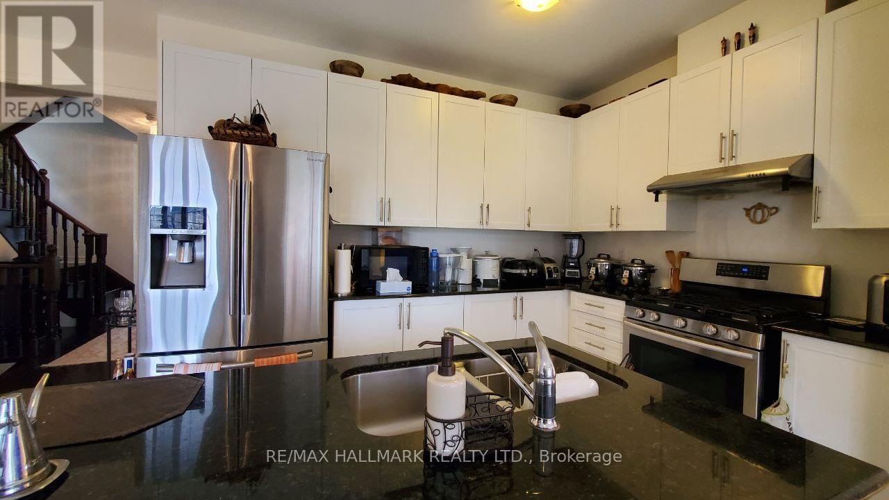 #Main&2Nd - 19 Chouinard Way, Aurora, ON - Indoor Photo Showing Kitchen
