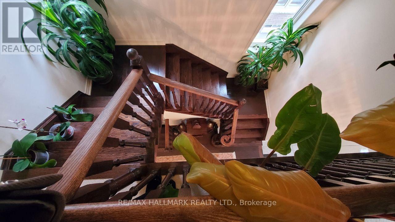 #Main&2Nd - 19 Chouinard Way, Aurora, ON - Indoor Photo Showing Other Room