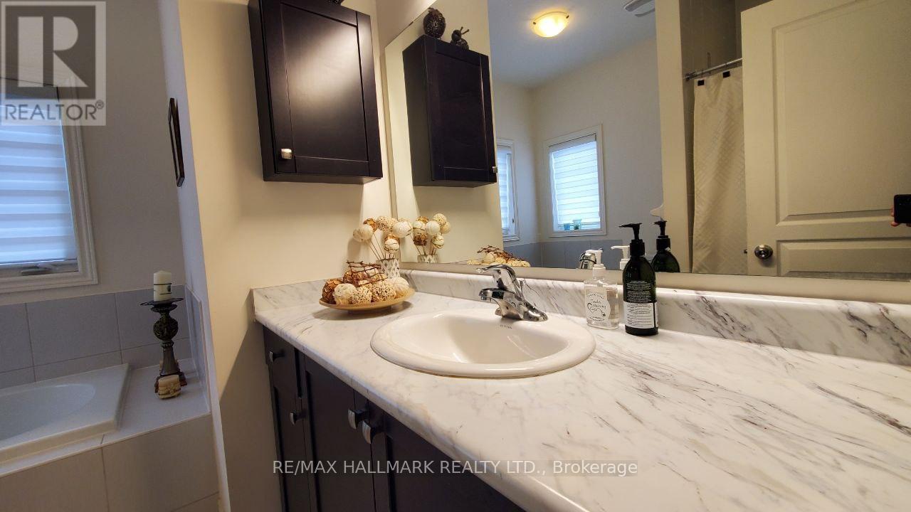 #Main&2Nd - 19 Chouinard Way, Aurora, ON - Indoor Photo Showing Bathroom