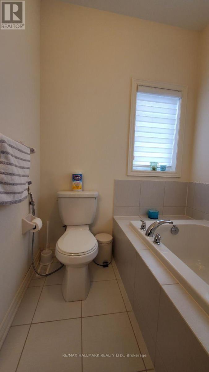 #Main&2Nd - 19 Chouinard Way, Aurora, ON - Indoor Photo Showing Bathroom
