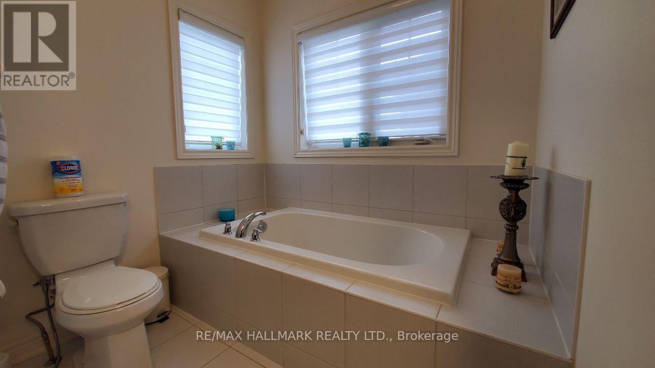 #Main&2Nd - 19 Chouinard Way, Aurora, ON - Indoor Photo Showing Bathroom