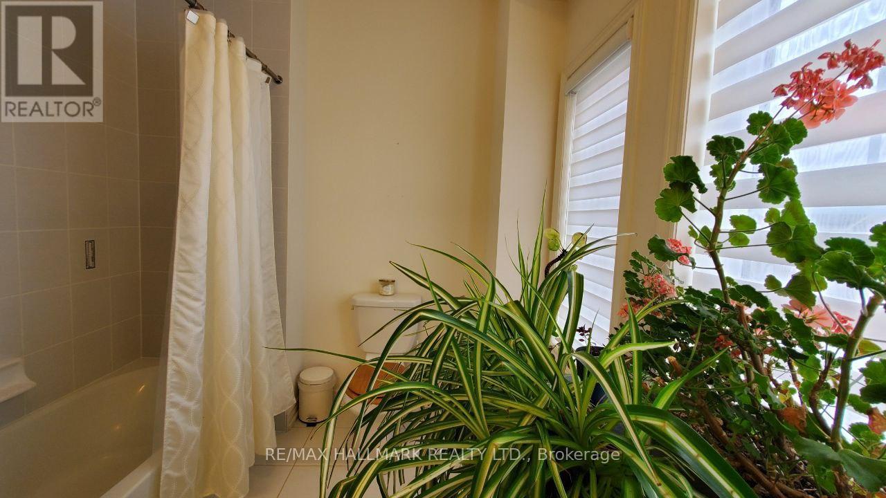 #Main&2Nd - 19 Chouinard Way, Aurora, ON - Indoor Photo Showing Bathroom