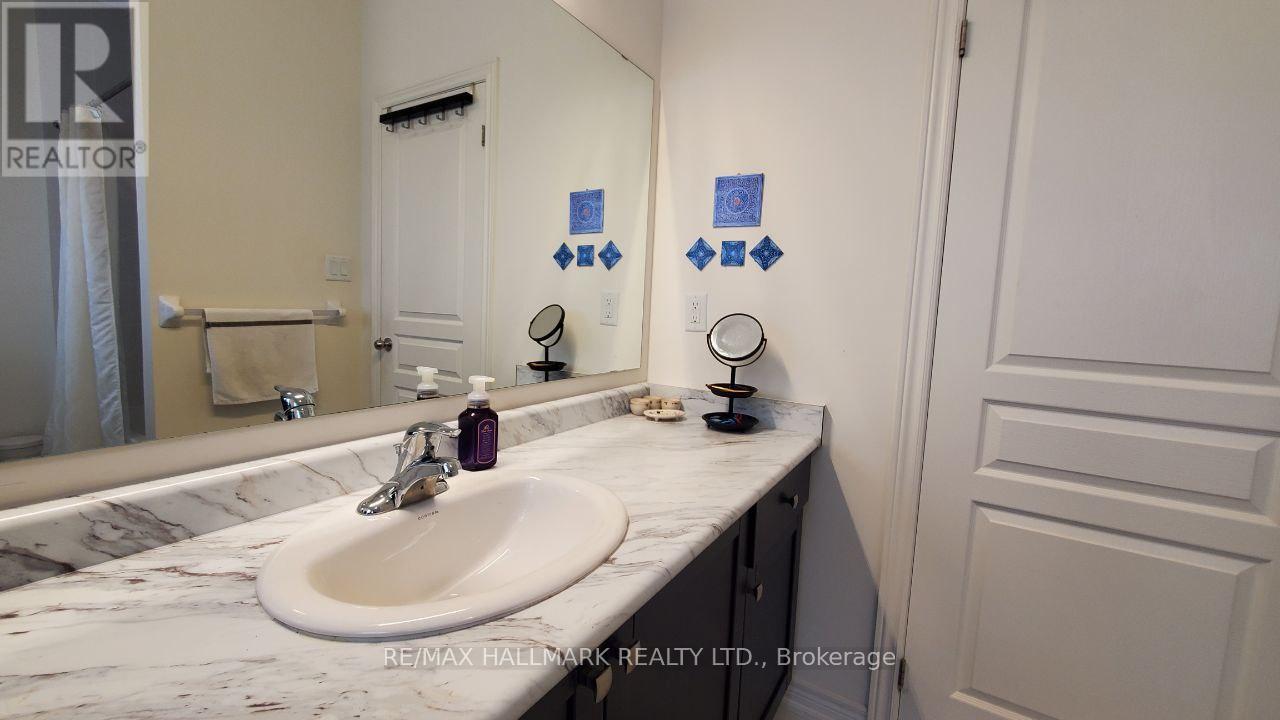 #Main&2Nd - 19 Chouinard Way, Aurora, ON - Indoor Photo Showing Bathroom