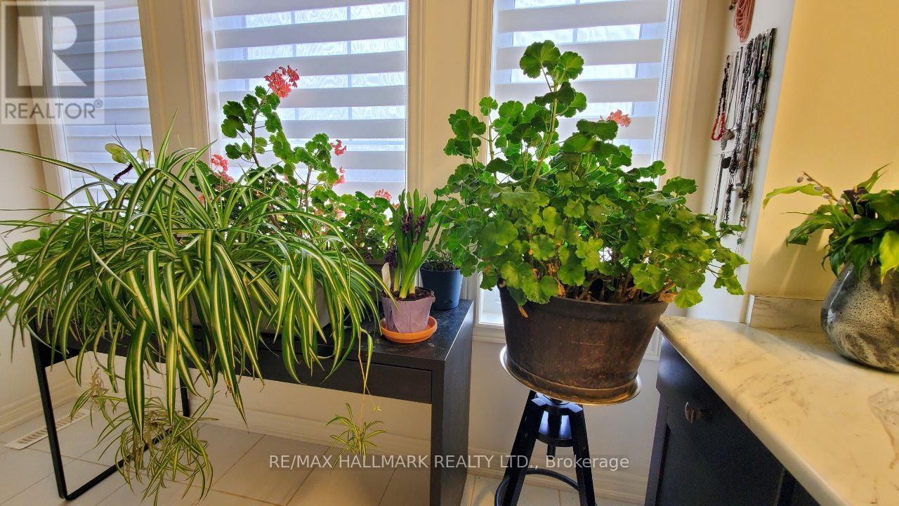 #Main&2Nd - 19 Chouinard Way, Aurora, ON - Indoor Photo Showing Other Room