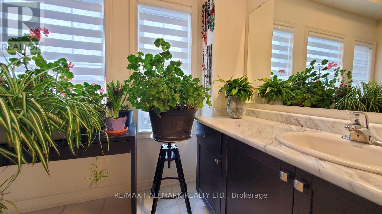#Main&2Nd - 19 Chouinard Way, Aurora, ON - Indoor Photo Showing Bathroom