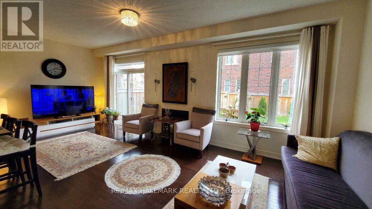 #Main&2Nd - 19 Chouinard Way, Aurora, ON - Indoor Photo Showing Living Room