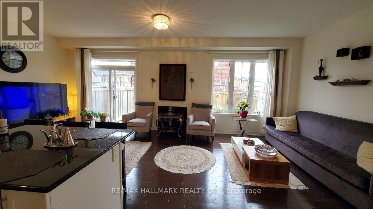 #Main&2Nd - 19 Chouinard Way, Aurora, ON - Indoor Photo Showing Living Room