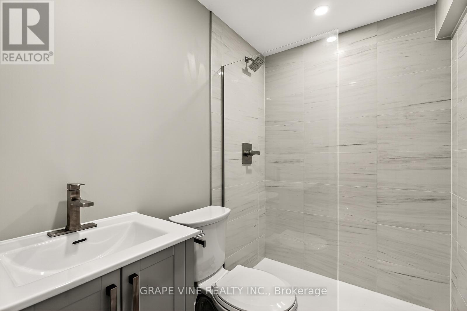 232 Burnaby Drive, Ottawa, ON - Indoor Photo Showing Bathroom