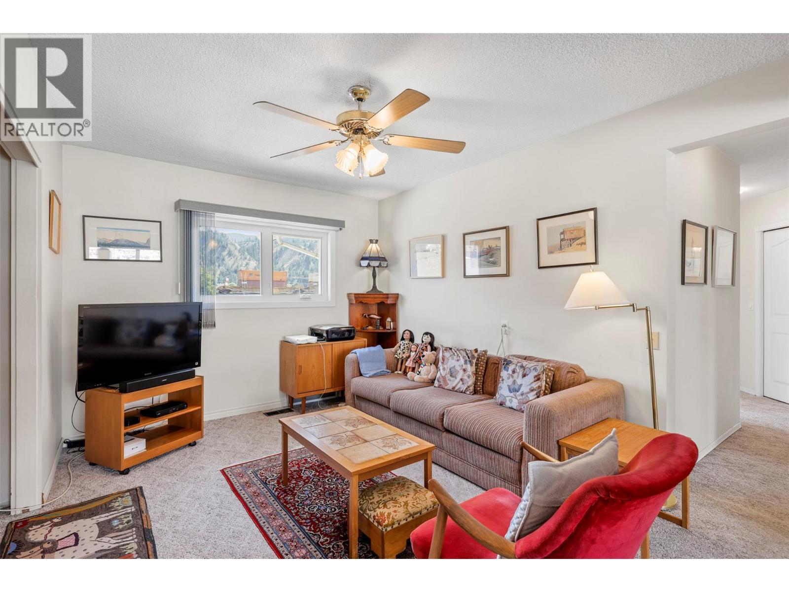 6066 Furrer Road, Kamloops, BC - Indoor Photo Showing Living Room