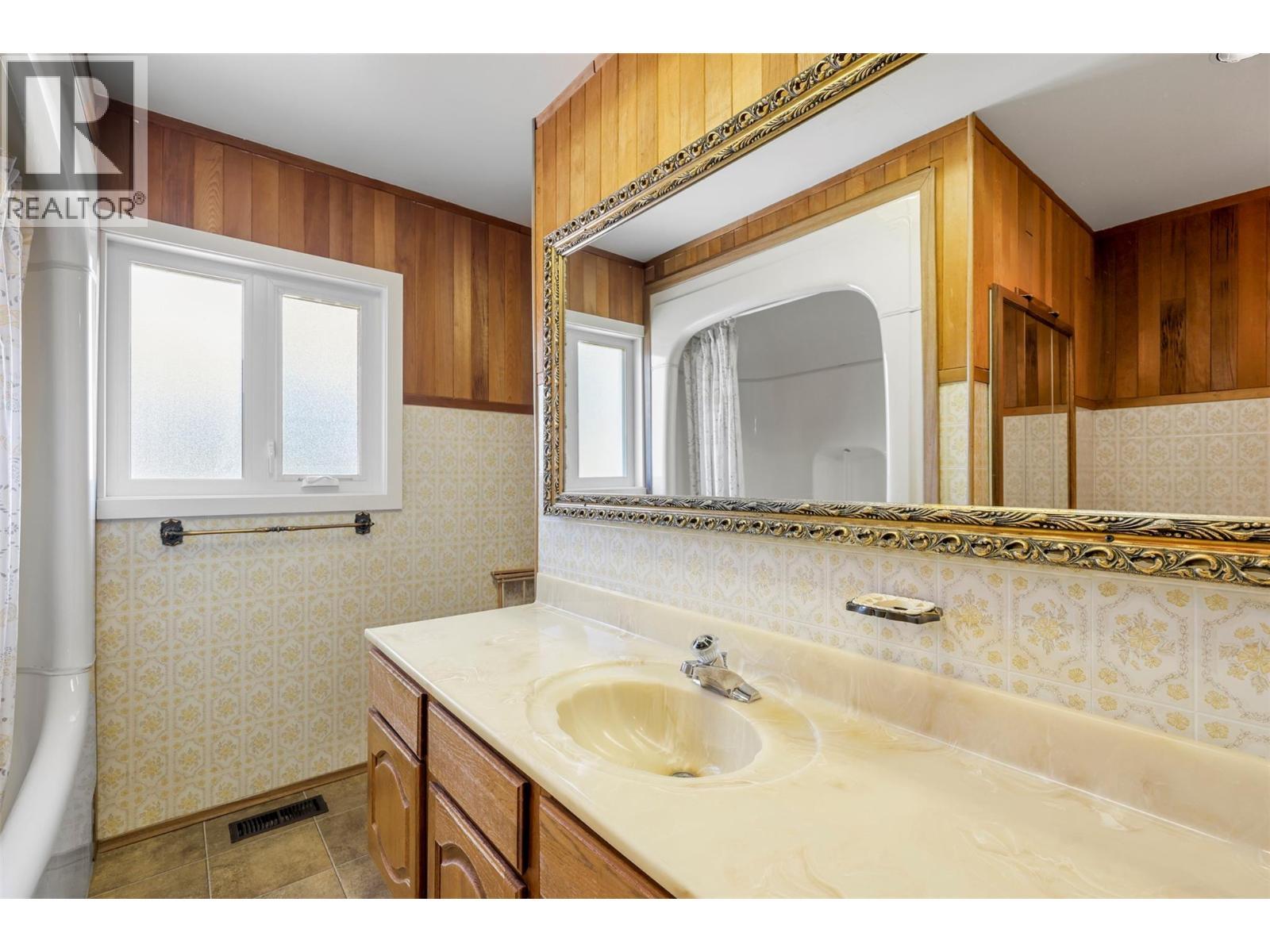 6066 Furrer Road, Kamloops, BC - Indoor Photo Showing Bathroom