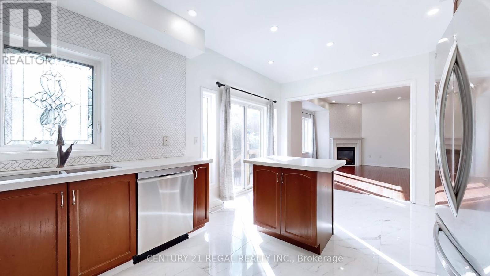 4274 Vivaldi Road, Burlington, ON - Indoor Photo Showing Kitchen With Double Sink