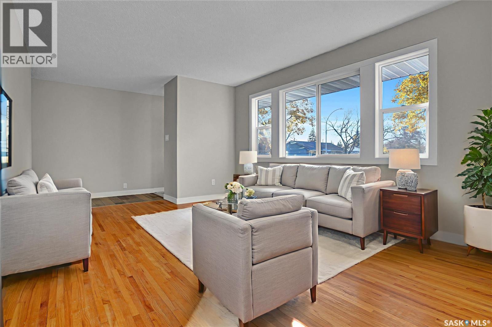 186 Coldwell Road, Regina, SK - Indoor Photo Showing Living Room