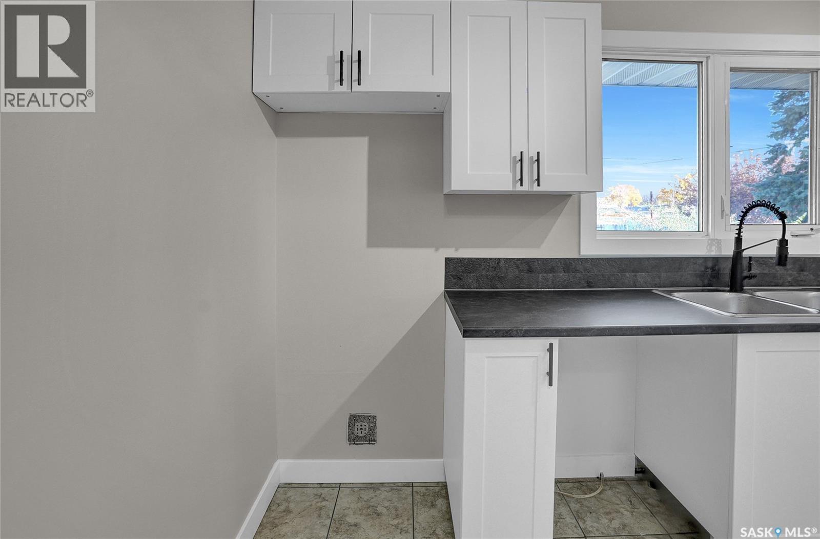 186 Coldwell Road, Regina, SK - Indoor Photo Showing Kitchen With Double Sink