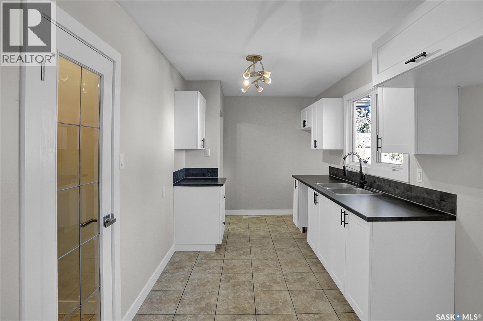 186 Coldwell Road, Regina, SK - Indoor Photo Showing Kitchen With Double Sink