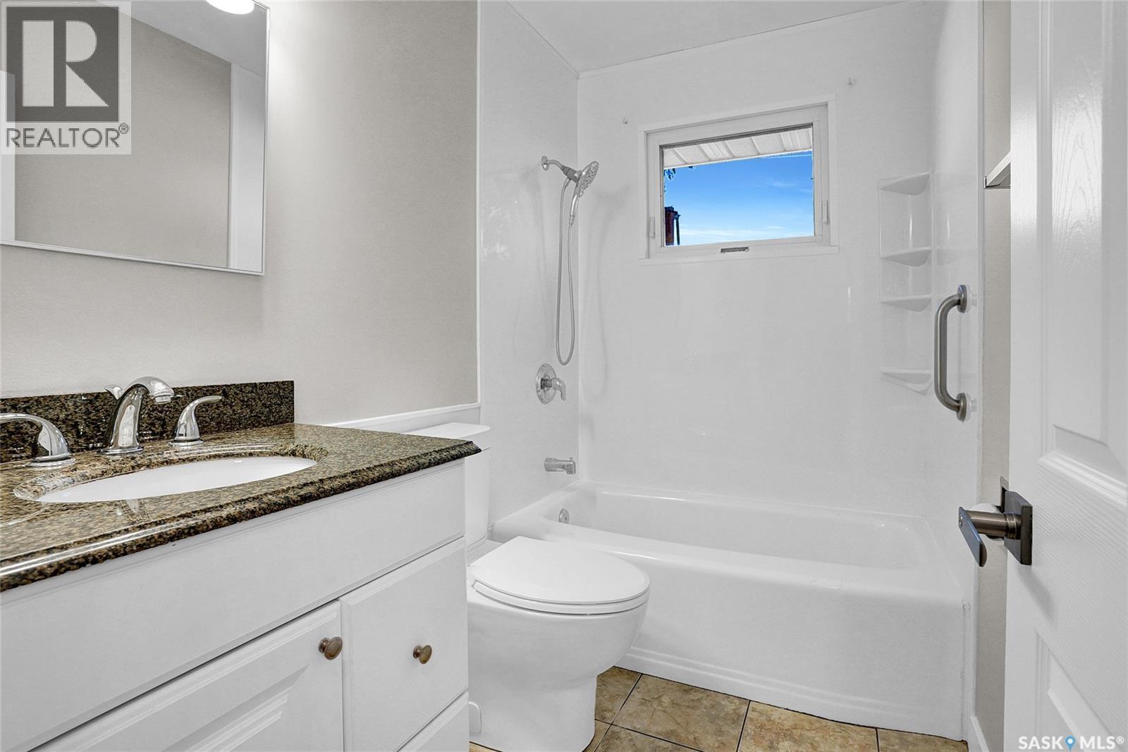 186 Coldwell Road, Regina, SK - Indoor Photo Showing Bathroom